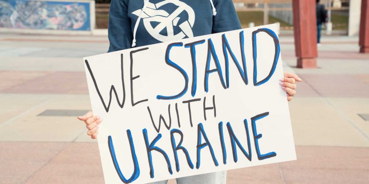 Demonstrationsschild "We stand with Ukraine"